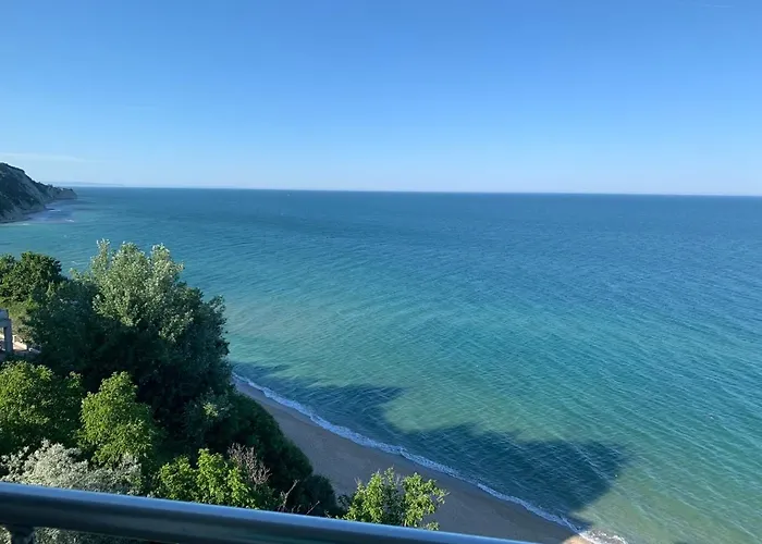 Silver Byala - студио б89 първа линия с морска панорама с два басейна и осигурен паркинг